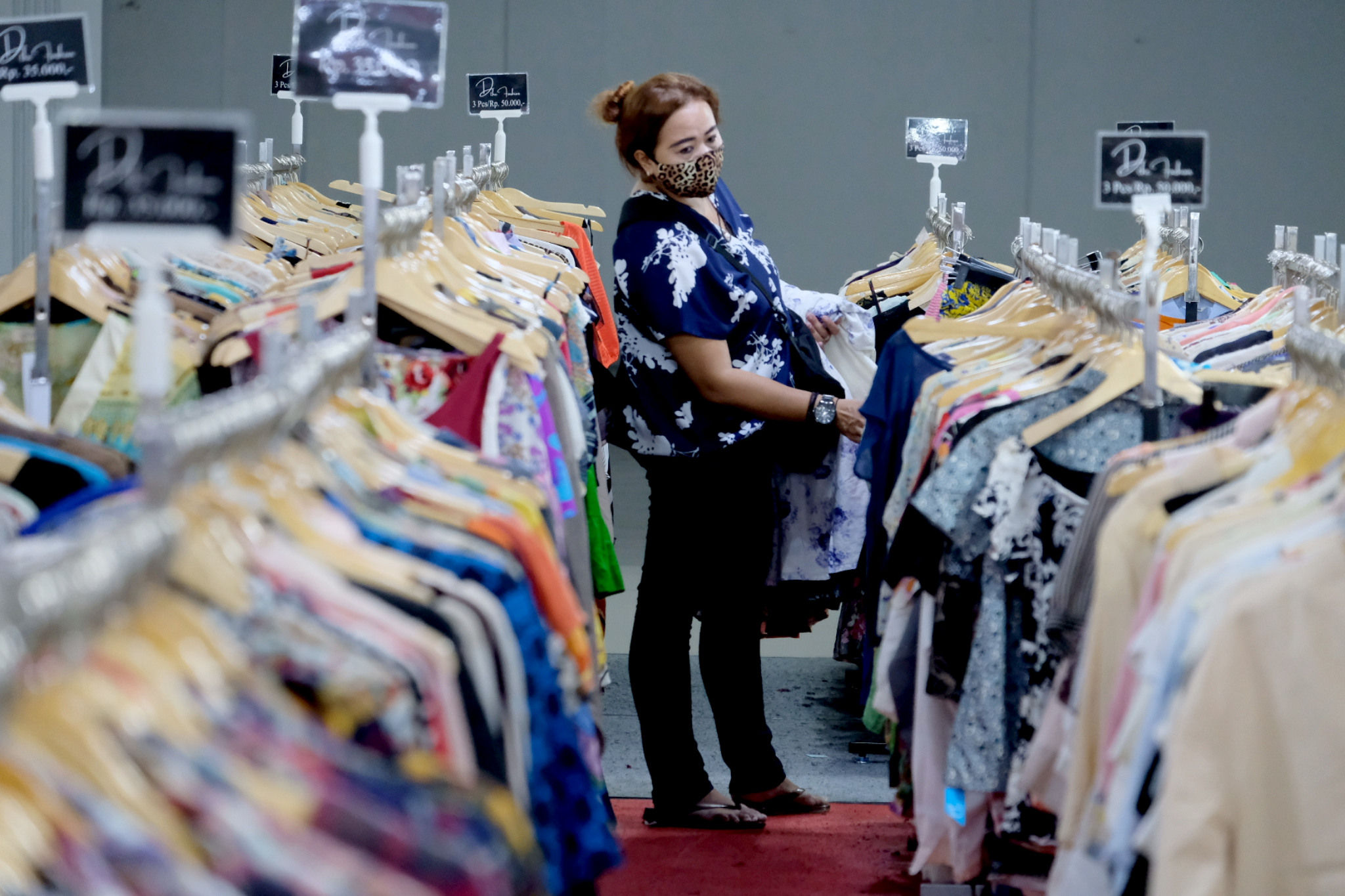 <p>Pengunjung memilih pakaian yang dijual murah di gerai pusat perbelanjaan kawasan Blok M, Kamis, 25 Maret 2021. Foto: Ismail Pohan/TrenAsia</p>
