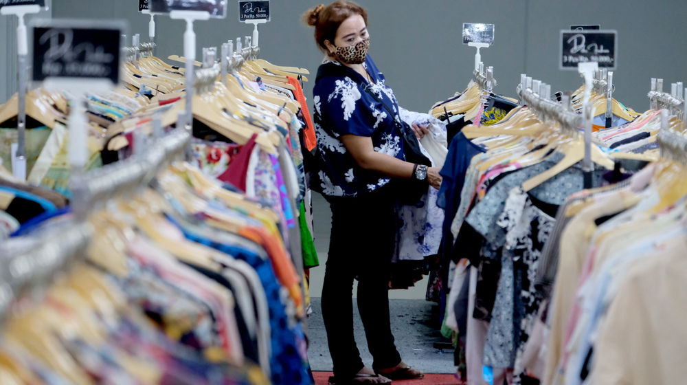 <p>Pengunjung memilih pakaian yang dijual murah di gerai pusat perbelanjaan kawasan Blok M, Kamis, 25 Maret 2021. Foto: Ismail Pohan/TrenAsia</p>
