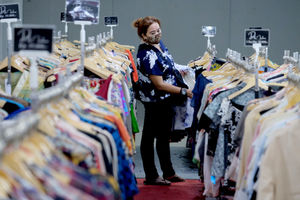 <p>Pengunjung memilih pakaian yang dijual murah di gerai pusat perbelanjaan kawasan Blok M, Kamis, 25 Maret 2021. Foto: Ismail Pohan/TrenAsia</p>
