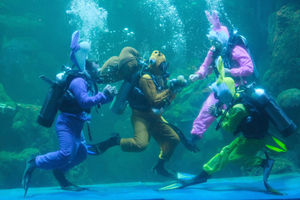 <p>Penyelam profesional mengenakan kostum kelinci laut melakukan pertunjukan edukasi penyelamatan laut bertajuk “Rabbit Underwater Show In Mission Save The Ocean” di Akuarium utama Sea World, Ancol, Jakarta, Selasa, 30 Maret 2021. Foto: Ismail Pohan/TrenAsia</p>
