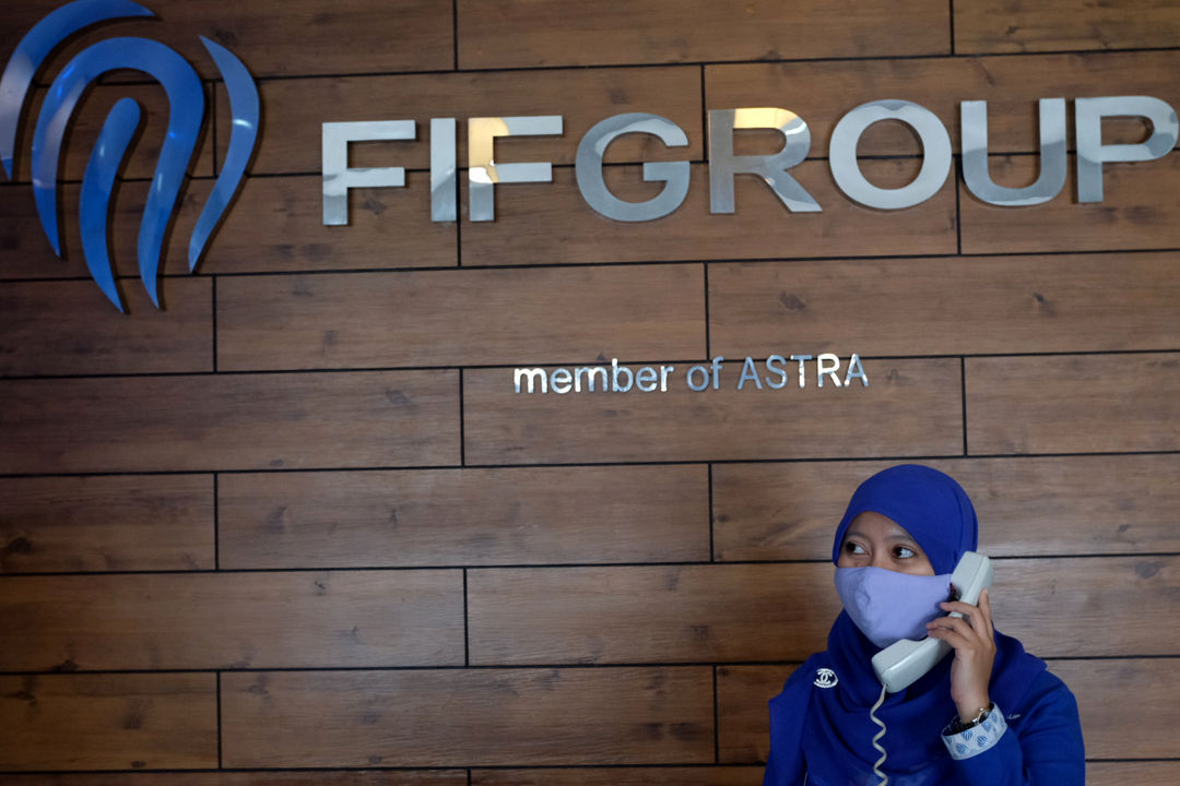 <p>Karyawan beraktivitas di salah satu kantor cabang PT Federal International Finance Group (FIFGROUP) di Jakarta, Selasa, 2 Maret 2021. Foto: Ismail Pohan/TrenAsia</p>
