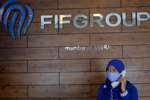 <p>Karyawan beraktivitas di salah satu kantor cabang PT Federal International Finance Group (FIFGROUP) di Jakarta, Selasa, 2 Maret 2021. Foto: Ismail Pohan/TrenAsia</p>
