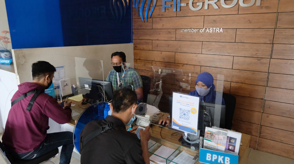 <p>Karyawan melayani nasabah di salah satu kantor cabang PT Federal International Finance Group (FIFGROUP) di Jakarta, Selasa, 2 Maret 2021. Foto: Ismail Pohan/TrenAsia</p>
