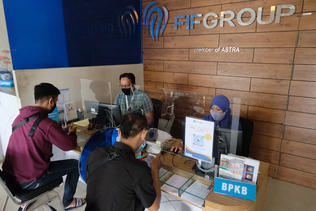 <p>Karyawan melayani nasabah di salah satu kantor cabang PT Federal International Finance Group (FIFGROUP) di Jakarta, Selasa, 2 Maret 2021. Foto: Ismail Pohan/TrenAsia</p>
