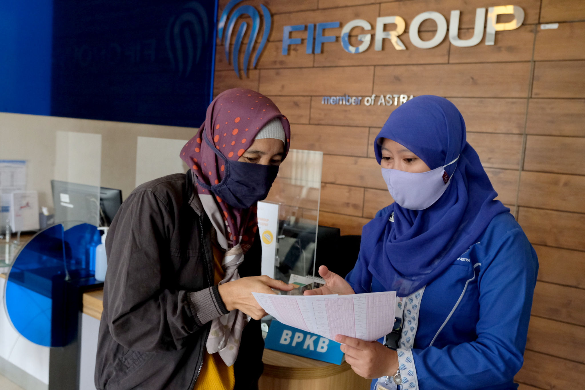 <p>Karyawan melayani nasabah di salah satu kantor cabang PT Federal International Finance Group (FIFGROUP) di Jakarta, Selasa, 2 Maret 2021. Foto: Ismail Pohan/TrenAsia</p>
