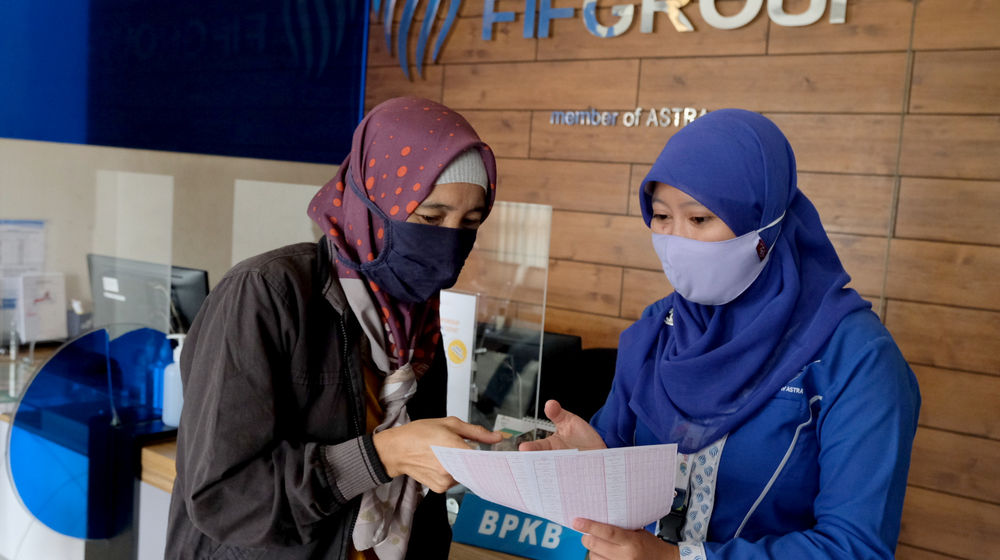 <p>Karyawan melayani nasabah di salah satu kantor cabang PT Federal International Finance Group (FIFGROUP) di Jakarta, Selasa, 2 Maret 2021. Foto: Ismail Pohan/TrenAsia</p>
