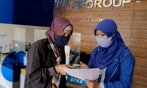 <p>Karyawan melayani nasabah di salah satu kantor cabang PT Federal International Finance Group (FIFGROUP) di Jakarta, Selasa, 2 Maret 2021. Foto: Ismail Pohan/TrenAsia</p>
