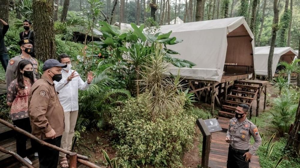 <p>Menparekraf Sandiaga Uno dan Wamenparekraf Angela Tanoesoedibjo ketika berkunjung ke Deloano Glamping di Kabupaten Purworejo, salah satu destinasi super prioritas Borobudur. / Dok. Kemenparekraf</p>