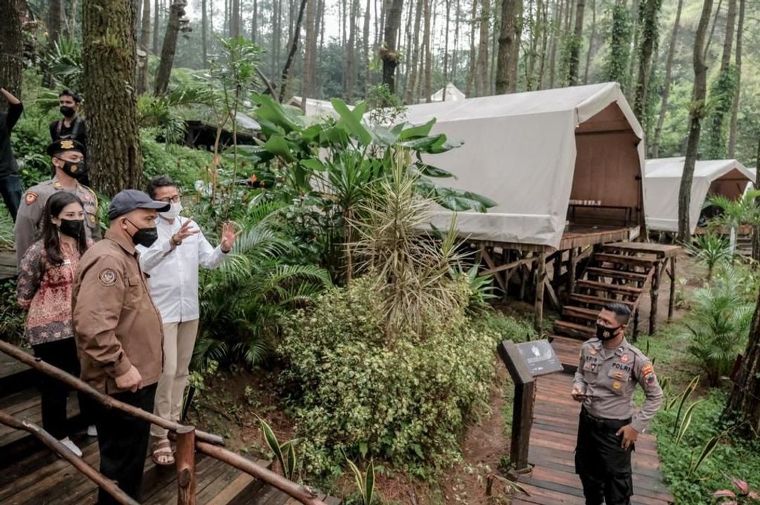 <p>Menparekraf Sandiaga Uno dan Wamenparekraf Angela Tanoesoedibjo ketika berkunjung ke Deloano Glamping di Kabupaten Purworejo, salah satu destinasi super prioritas Borobudur. / Dok. Kemenparekraf</p>
