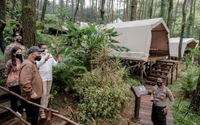 <p>Menparekraf Sandiaga Uno dan Wamenparekraf Angela Tanoesoedibjo ketika berkunjung ke Deloano Glamping di Kabupaten Purworejo, salah satu destinasi super prioritas Borobudur. / Dok. Kemenparekraf</p>
