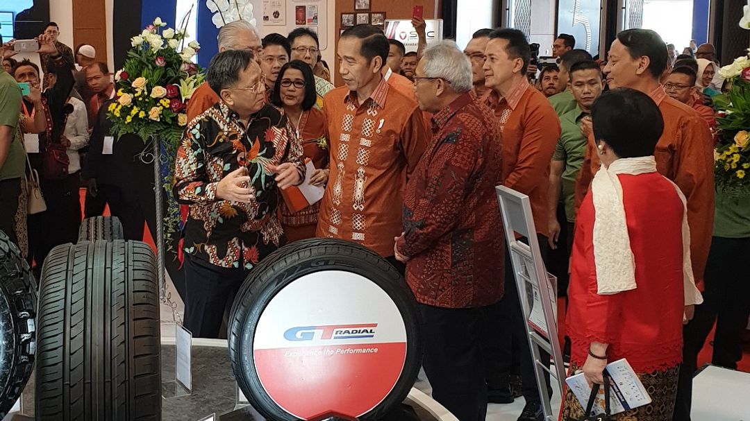 <p>Presiden Joko Widodo saat berkunjung ke pameran emiten ban PT Gajah Tunggal Tbk (GJTL) dan bertemu dengan Presiden Direktur Gajah Tunggal Sugeng Raharjo serta CEO &#038; Vice President Director Gajah Tunggal Buddy Tanasaleh / Dok. Perseroan</p>
