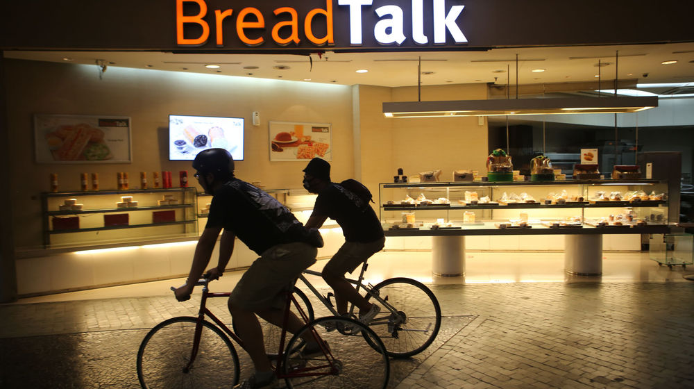 <p>Nampak penghobi olahraga sepeda tengah mecoba gowes di areal atrium Mal Balekota Tangerang, Senin, 29 Maret 2021. Foto : Panji Asmoro/TrenAsia</p>
