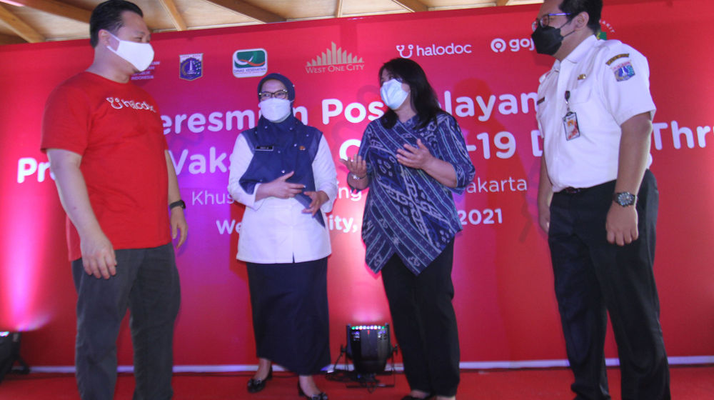<p>Dari ki-ka : Cofounder dan CBO Halodoc Doddy Lukito – Kadinkes Kota Administrasi Jakarta Barat drg. Kristy Wathini – Direktur RS Hermina Daan Mogot dr. Minar Napitupulu – Kepala Seksi Pelayanan Kesehatan Dinkes DKI Jakarta dr. Aris Nurzamzani saat peresmian Pos Pelayanan Vaksinasi Drive Thru. Foto : Panji Asmoro/TrenAsia</p>