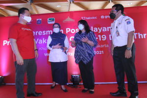 <p>Dari ki-ka : Cofounder dan CBO Halodoc Doddy Lukito – Kadinkes Kota Administrasi Jakarta Barat drg. Kristy Wathini – Direktur RS Hermina Daan Mogot dr. Minar Napitupulu – Kepala Seksi Pelayanan Kesehatan Dinkes DKI Jakarta dr. Aris Nurzamzani saat peresmian Pos Pelayanan Vaksinasi Drive Thru. Foto : Panji Asmoro/TrenAsia</p>
