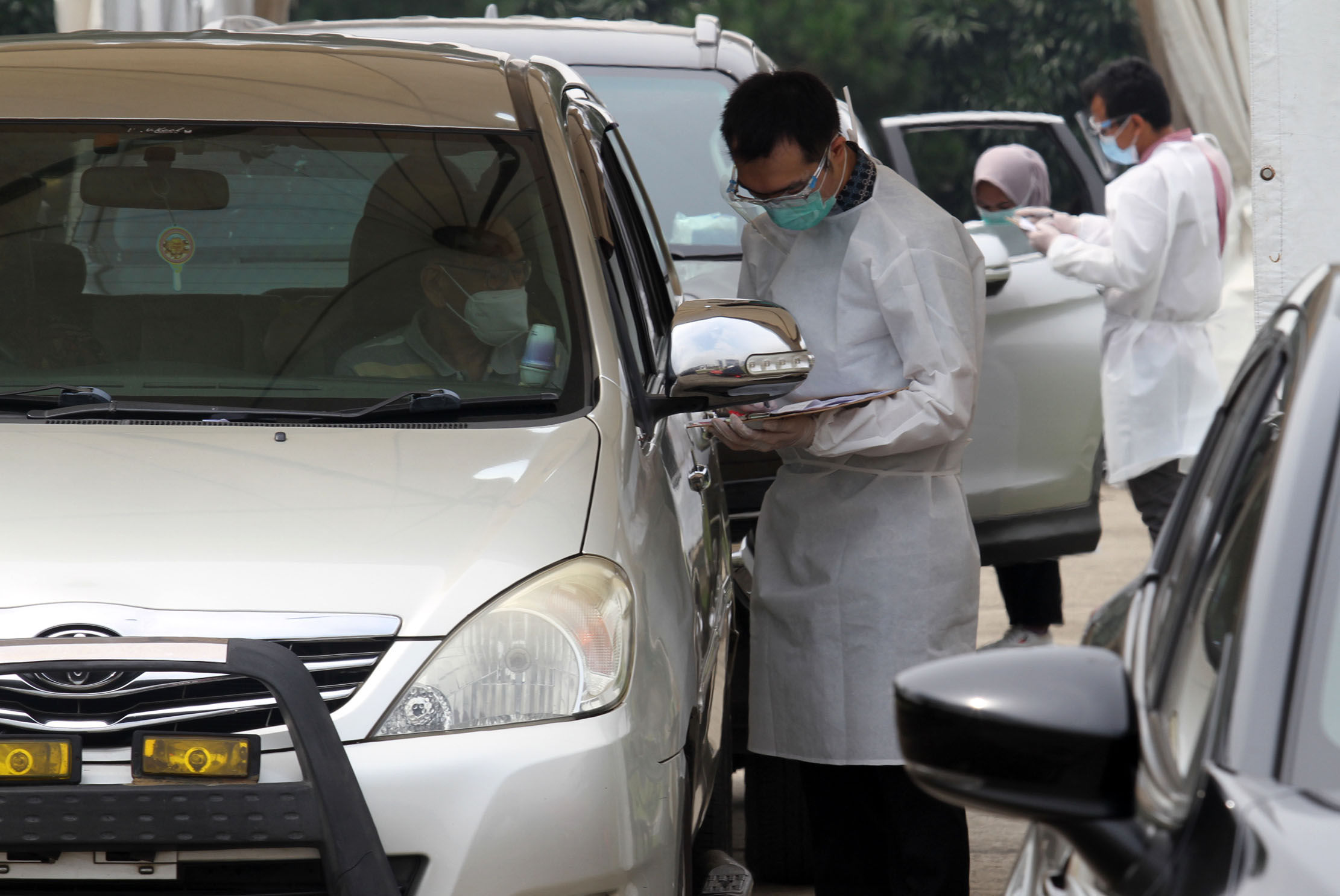 <p>Nampak sejumlah petugas kesehatan tengah melaksanakan kegiatan vaksin di Pos Pelayanan Vaksinasi Drive Thru yang berlokasi di West One City Cengkareng Jakarta Barat,Rabu 10 Maret 2021. Foto: Panji Asmoro/TrenAsia</p>
