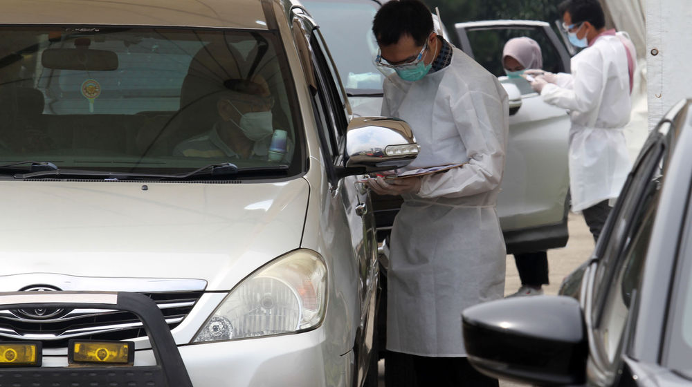 <p>Nampak sejumlah petugas kesehatan tengah melaksanakan kegiatan vaksin di Pos Pelayanan Vaksinasi Drive Thru yang berlokasi di West One City Cengkareng Jakarta Barat,Rabu 10 Maret 2021. Foto: Panji Asmoro/TrenAsia</p>