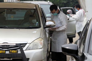 <p>Nampak sejumlah petugas kesehatan tengah melaksanakan kegiatan vaksin di Pos Pelayanan Vaksinasi Drive Thru yang berlokasi di West One City Cengkareng Jakarta Barat,Rabu 10 Maret 2021. Foto: Panji Asmoro/TrenAsia</p>
