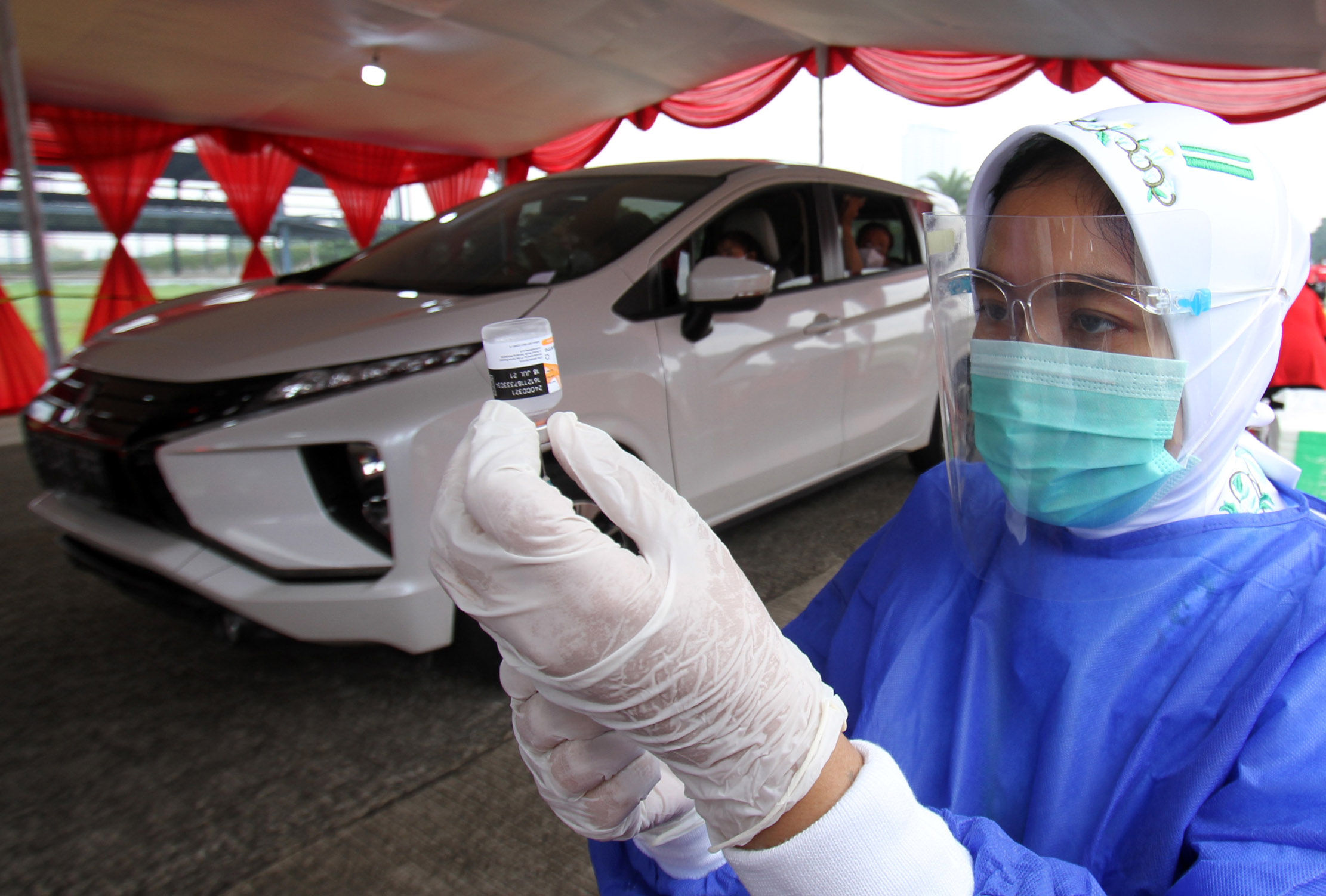 <p>Nampak sejumlah petugas kesehatan tengah melaksanakan kegiatan vaksin di Pos Pelayanan Vaksinasi Drive Thru yang berlokasi di West One City Cengkareng Jakarta Barat,Rabu 10 Maret 2021. Foto: Panji Asmoro/TrenAsia</p>
