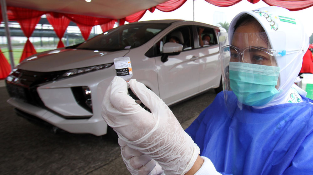 <p>Nampak sejumlah petugas kesehatan tengah melaksanakan kegiatan vaksin di Pos Pelayanan Vaksinasi Drive Thru yang berlokasi di West One City Cengkareng Jakarta Barat,Rabu 10 Maret 2021. Foto: Panji Asmoro/TrenAsia</p>

