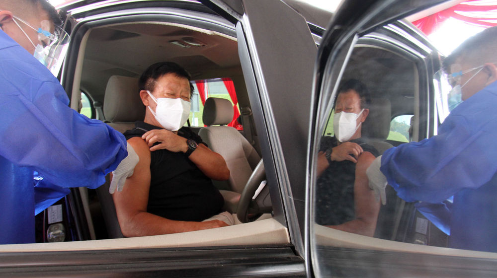 <p>Nampak sejumlah petugas kesehatan tengah melaksanakan kegiatan vaksin di Pos Pelayanan Vaksinasi Drive Thru yang berlokasi di West One City Cengkareng Jakarta Barat,Rabu 10 Maret 2021. Foto: Panji Asmoro/TrenAsia</p>
