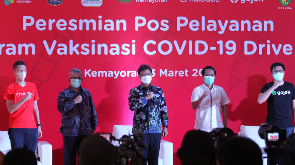 <p>Menteri Kesehatan RI, Budi Gunadi Sadikin (tengah) bersama (kiri-kanan) CEO & Cofounder Halodoc, Jonathan Sudharta – Sekretaris Jenderal Kementerian Kesehatan RI, drg. Oscar Primadi, MPH – Ketua Ikatan Dokter Indonesia (IDI), Dr. Daeng M Faqih, SH, MH; dan Co-CEO Gojek, Kevin Aluwi, meresmikan Pos Pelayanan Vaksinasi COVID-19 Drive Thru Halodoc di Kawasan Kemayoran, Jakarta pada Rabu, 3 Maret 2021. Foto : Panji Asmoro/TrenAsia</p>