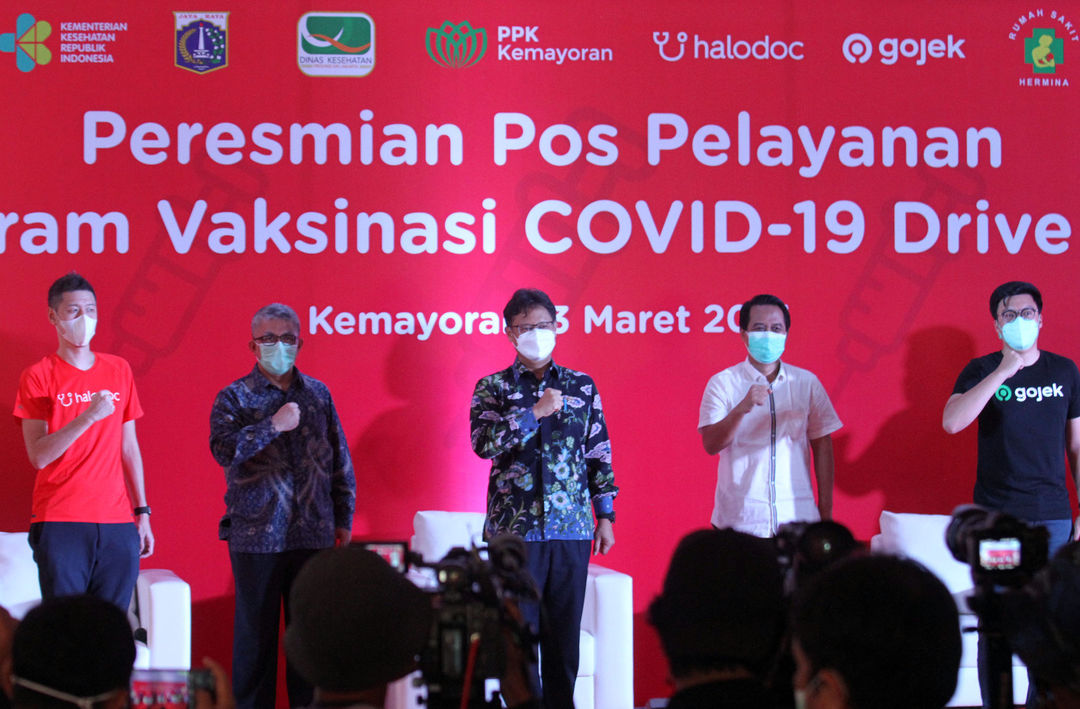 <p>Menteri Kesehatan RI, Budi Gunadi Sadikin (tengah) bersama (kiri-kanan) CEO &amp; Cofounder Halodoc, Jonathan Sudharta &#8211; Sekretaris Jenderal Kementerian Kesehatan RI, drg. Oscar Primadi, MPH &#8211; Ketua Ikatan Dokter Indonesia (IDI), Dr. Daeng M Faqih, SH, MH; dan Co-CEO Gojek, Kevin Aluwi, meresmikan Pos Pelayanan Vaksinasi COVID-19 Drive Thru Halodoc di Kawasan Kemayoran, Jakarta pada Rabu, 3 Maret 2021. Foto : Panji Asmoro/TrenAsia</p>
