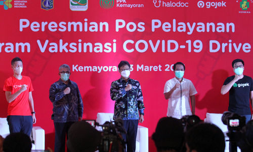 <p>Menteri Kesehatan RI, Budi Gunadi Sadikin (tengah) bersama (kiri-kanan) CEO &amp; Cofounder Halodoc, Jonathan Sudharta – Sekretaris Jenderal Kementerian Kesehatan RI, drg. Oscar Primadi, MPH – Ketua Ikatan Dokter Indonesia (IDI), Dr. Daeng M Faqih, SH, MH; dan Co-CEO Gojek, Kevin Aluwi, meresmikan Pos Pelayanan Vaksinasi COVID-19 Drive Thru Halodoc di Kawasan Kemayoran, Jakarta pada Rabu, 3 Maret 2021. Foto : Panji Asmoro/TrenAsia</p>
