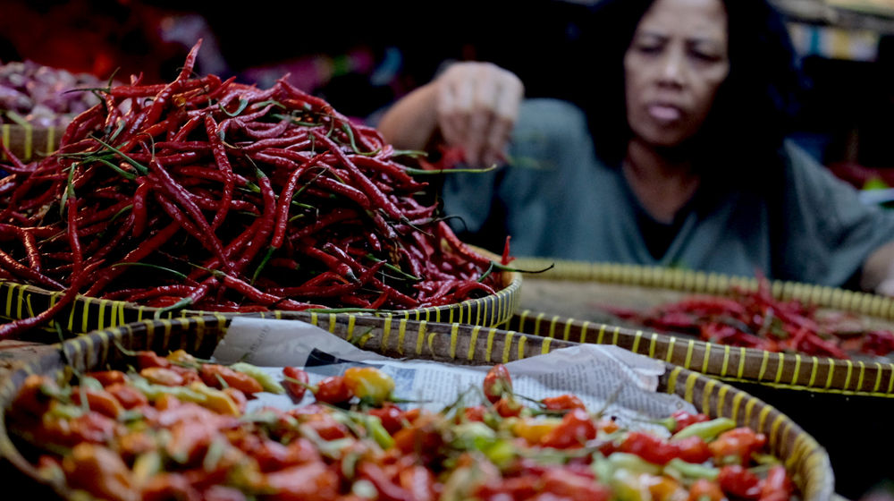 <p>Pedagang memilah cabai di kiosnya di Pasar Warung Buncit, Jakarta Selatan, Selasa, 9 Maret 2021. Foto: Ismail Pohan/TrenAsia</p>
