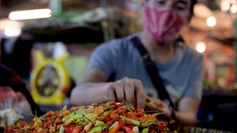 <p>Pedagang memilah cabai di kiosnya di Pasar Warung Buncit, Jakarta Selatan, Selasa, 9 Maret 2021. Foto: Ismail Pohan/TrenAsia</p>
