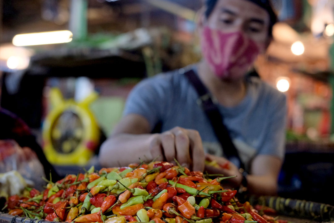 <p>Pedagang memilah cabai di kiosnya di Pasar Warung Buncit, Jakarta Selatan, Selasa, 9 Maret 2021. Foto: Ismail Pohan/TrenAsia</p>
