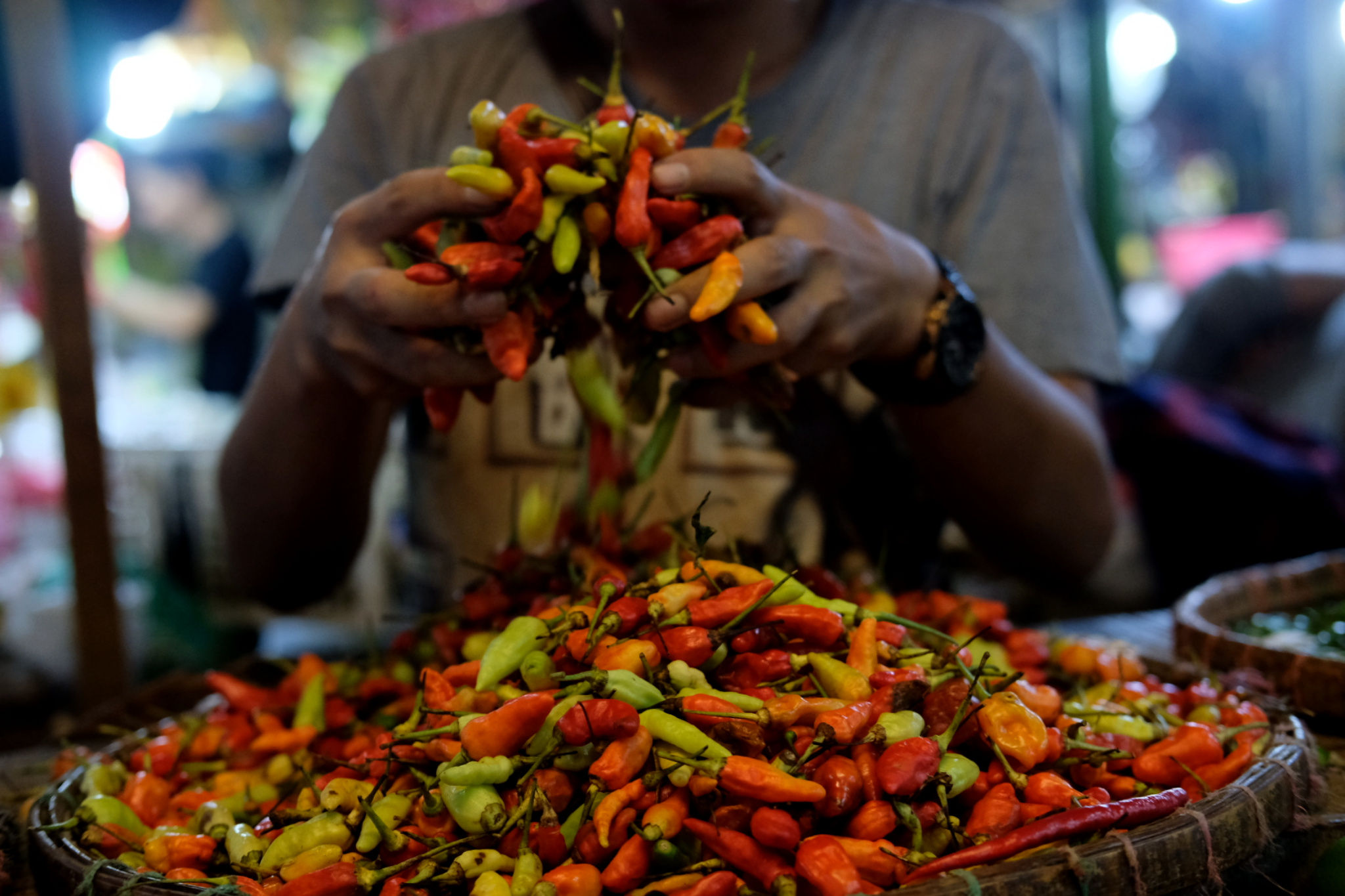 <p>Pedagang memilah cabai di kiosnya di Pasar Warung Buncit, Jakarta Selatan, Selasa, 9 Maret 2021. Foto: Ismail Pohan/TrenAsia</p>