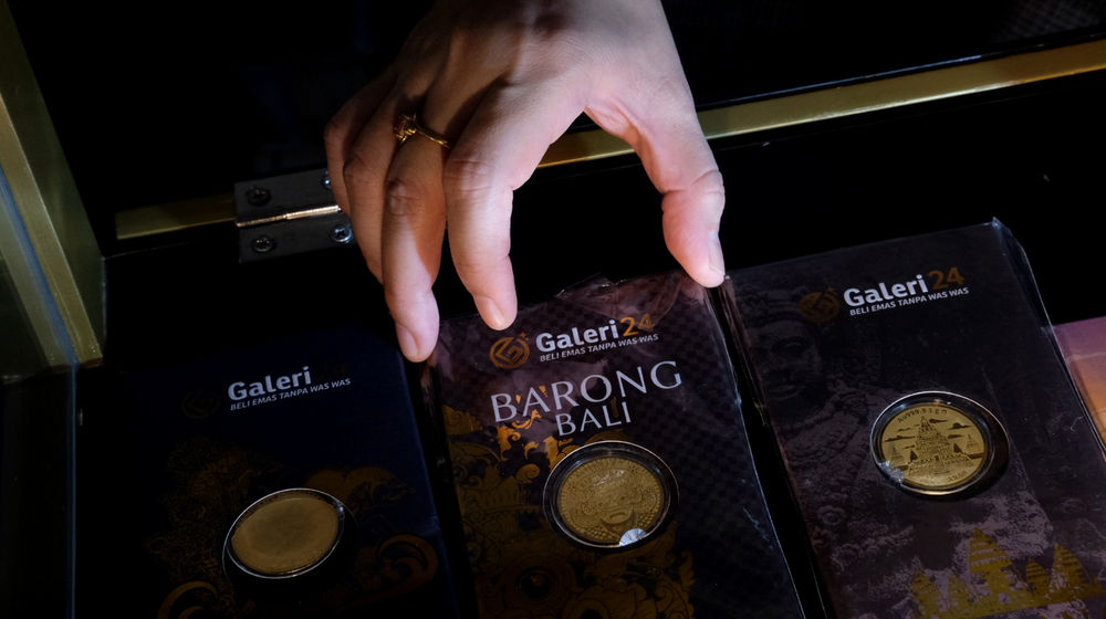 <p>Karyawati menunjukkan emas di gerai Galeri 24 Pegadaian, Jakarta, Senin, 1 Maret 2021. Foto: Ismail Pohan/TrenAsia</p>
