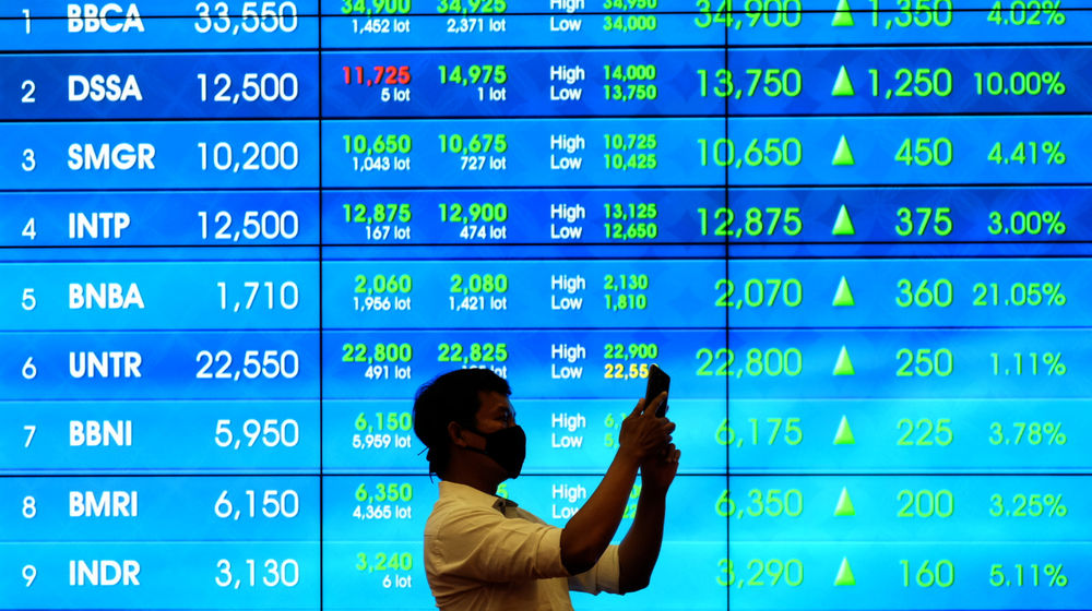 <p>Pewarta beraktivitas dengan latar layar pergerakan indeks harga saham gabungan (IHSG) di Gedung Bursa Efek Indonesia (BEI), Jakarta, Senin, 1 Maret 2021. Foto: Ismail Pohan/TrenAsia</p>
