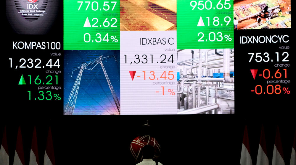 <p>Pewarta beraktivitas dengan latar layar pergerakan indeks harga saham gabungan (IHSG) di Gedung Bursa Efek Indonesia (BEI), Jakarta, Senin, 1 Maret 2021. Foto: Ismail Pohan/TrenAsia</p>
