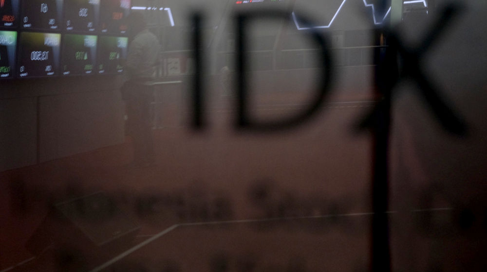 <p>Pewarta beraktivitas dengan latar layar pergerakan indeks harga saham gabungan (IHSG) di Gedung Bursa Efek Indonesia (BEI), Jakarta, Senin, 1 Maret 2021. Foto: Ismail Pohan/TrenAsia</p>
