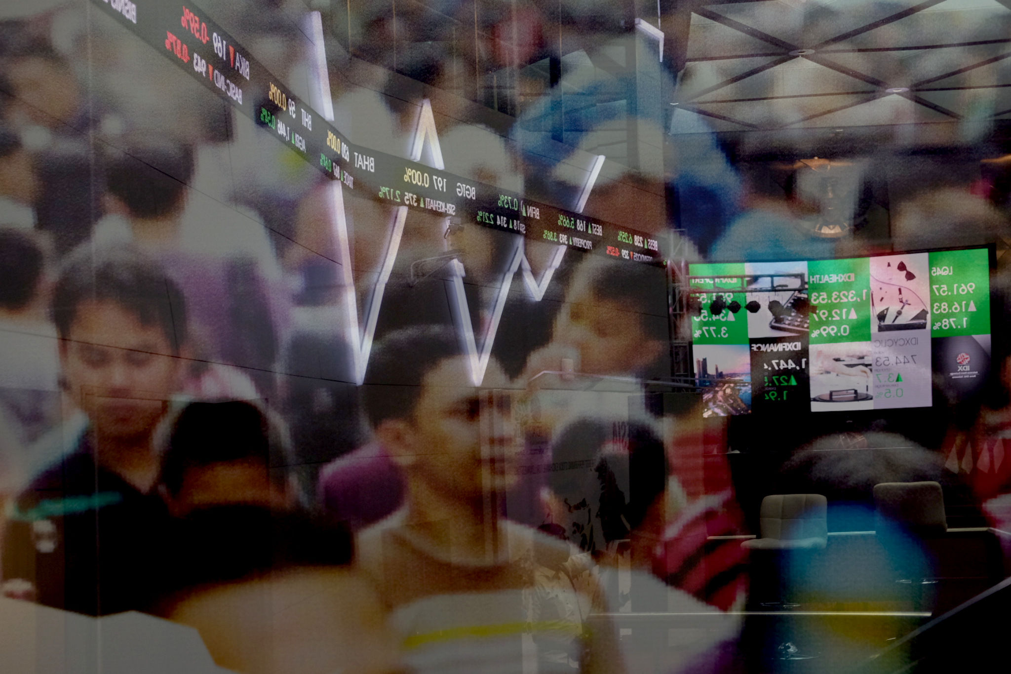 <p>Gambar multi exposure latar layar pergerakan indeks harga saham gabungan (IHSG) di Gedung Bursa Efek Indonesia (BEI), Jakarta, Senin, 1 Maret 2021. Foto: Ismail Pohan/TrenAsia</p>
