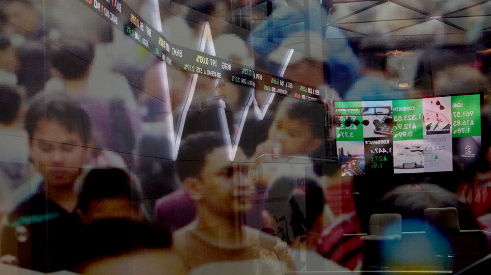 <p>Gambar multi exposure latar layar pergerakan indeks harga saham gabungan (IHSG) di Gedung Bursa Efek Indonesia (BEI), Jakarta, Senin, 1 Maret 2021. Foto: Ismail Pohan/TrenAsia</p>
