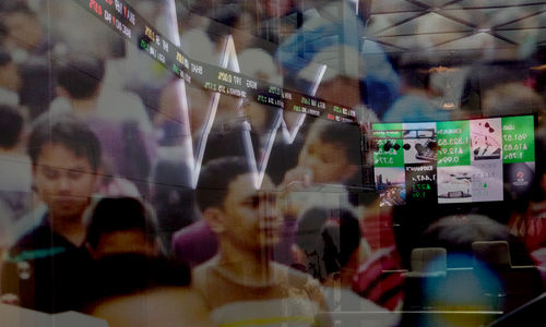 <p>Gambar multi exposure latar layar pergerakan indeks harga saham gabungan (IHSG) di Gedung Bursa Efek Indonesia (BEI), Jakarta, Senin, 1 Maret 2021. Foto: Ismail Pohan/TrenAsia</p>