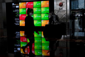<p>Karyawan melintas dengan latar layar pergerakan indeks harga saham gabungan (IHSG) di Gedung Bursa Efek Indonesia (BEI), Jakarta, Senin, 1 Maret 2021. Foto: Ismail Pohan/TrenAsia</p>
