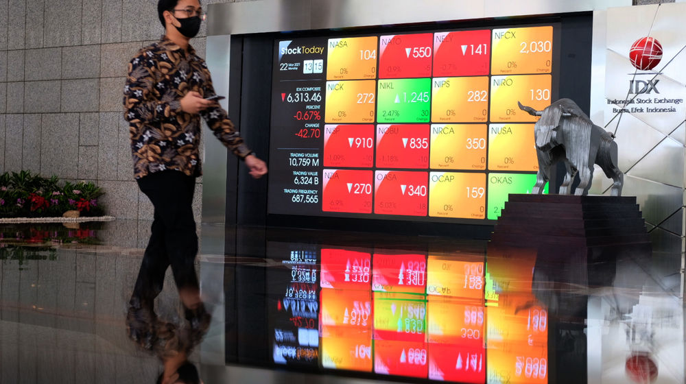 <p>Karyawan melintas dengam latar pergerkan indeks harga saham gabungan (IHSG) di gedung Bursa Efek Indonesia (BEI), Jakarta, Senin, 22 Maret 2021. Foto: Ismail Pohan/TrenAsia</p>