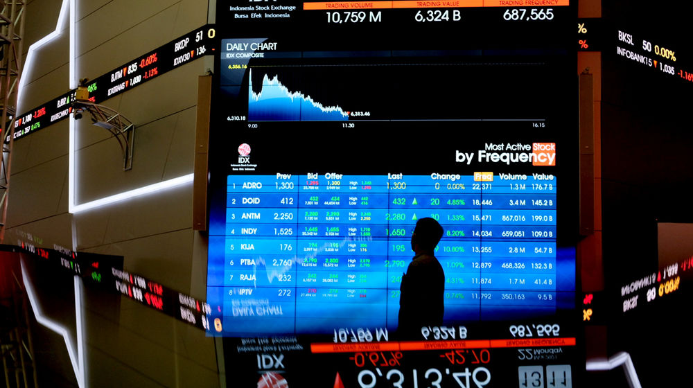 <p>Awak media memantau pergerkan indeks harga saham gabungan (IHSG) di gedung Bursa Efek Indonesia (BEI), Jakarta, Senin, 22 Maret 2021. Foto: Ismail Pohan/TrenAsia</p>
