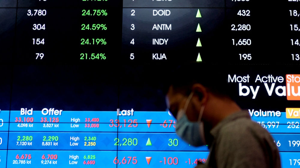 <p>Awak media memantau pergerkan indeks harga saham gabungan (IHSG) di gedung Bursa Efek Indonesia (BEI), Jakarta, Senin, 22 Maret 2021. Foto: Ismail Pohan/TrenAsia</p>
