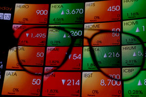 <p>Layar pergerakan indeks harga saham gabungan (IHSG) di gedung Bursa Efek Indonesia (BEI), Jakarta, Senin, 22 Maret 2021. Foto: Ismail Pohan/TrenAsia</p>