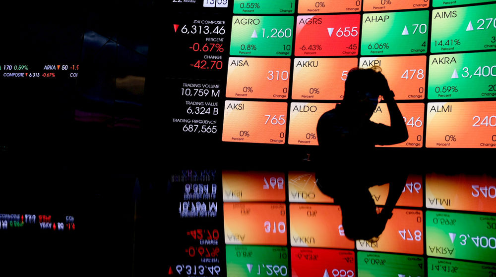 <p>Awak media memantau pergerakan indeks harga saham gabungan (IHSG) di gedung Bursa Efek Indonesia (BEI), Jakarta, Senin, 22 Maret 2021. Foto: Ismail Pohan/TrenAsia</p>