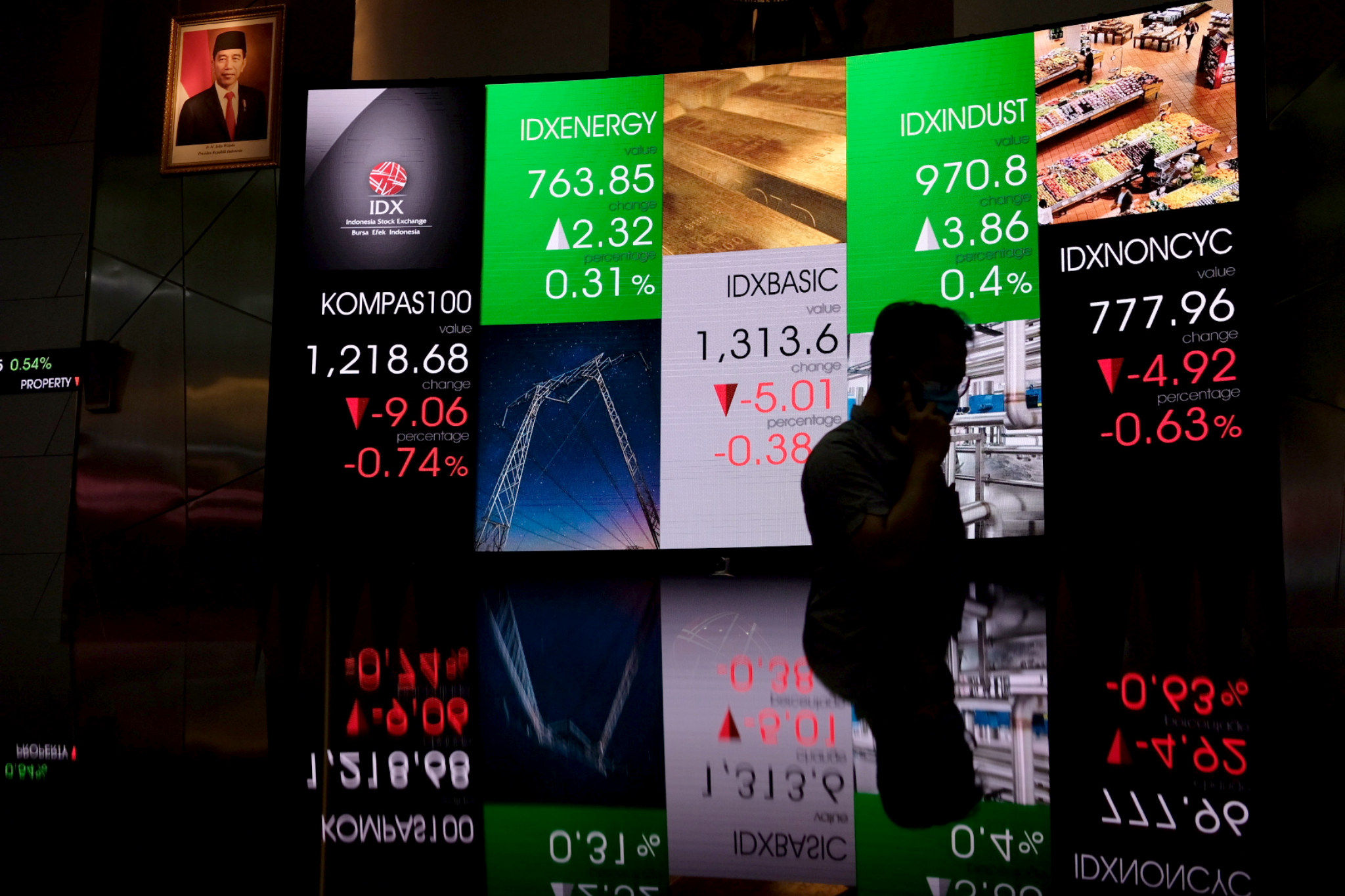 <p>Awak media memantau pergerakan layar indeks harga saham gabungan (IHSG) di gedung Bursa Efek Indonesia (BEI), Jakarta, Senin, 22 Maret 2021. Foto: Ismail Pohan/TrenAsia</p>

