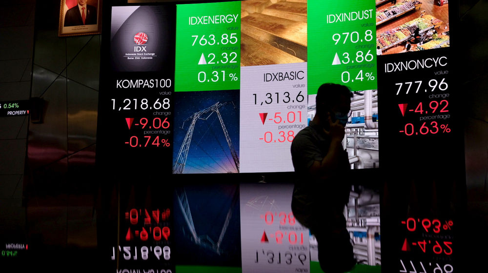 <p>Awak media memantau pergerakan layar indeks harga saham gabungan (IHSG) di gedung Bursa Efek Indonesia (BEI), Jakarta, Senin, 22 Maret 2021. Foto: Ismail Pohan/TrenAsia</p>
