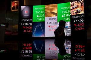 <p>Awak media memantau pergerakan layar indeks harga saham gabungan (IHSG) di gedung Bursa Efek Indonesia (BEI), Jakarta, Senin, 22 Maret 2021. Foto: Ismail Pohan/TrenAsia</p>
