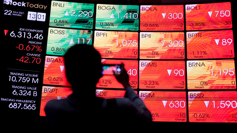 <p>Awak media mengambil gambar layar pergerakan indeks harga saham gabungan (IHSG) di gedung Bursa Efek Indonesia (BEI), Jakarta, Senin, 22 Maret 2021. Foto: Ismail Pohan/TrenAsia</p>
