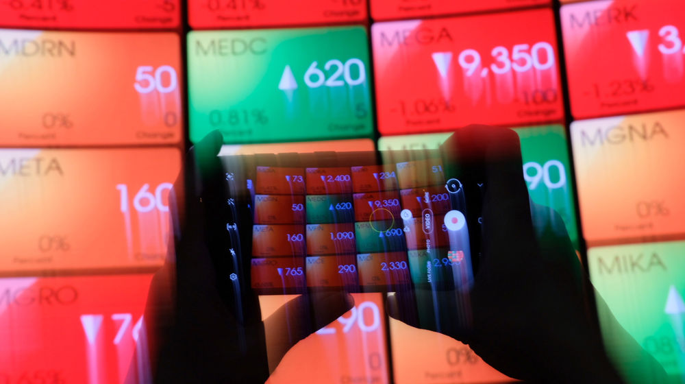 <p>Awak media mengambil gambar layar pergerakan indeks harga saham gabungan (IHSG) di gedung Bursa Efek Indonesia (BEI), Jakarta, Senin, 22 Maret 2021. Foto: Ismail Pohan/TrenAsia</p>