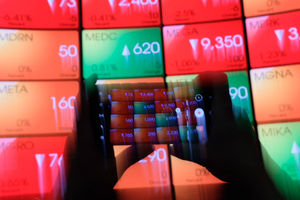 <p>Awak media mengambil gambar layar pergerakan indeks harga saham gabungan (IHSG) di gedung Bursa Efek Indonesia (BEI), Jakarta, Senin, 22 Maret 2021. Foto: Ismail Pohan/TrenAsia</p>
